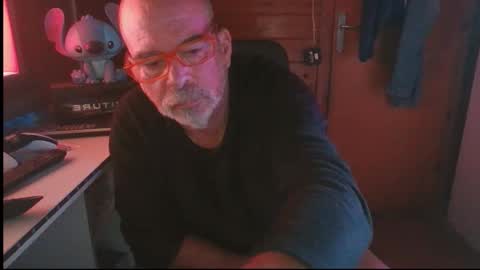 Snapshot of vuda77 chatting on 10.15.25 oscar online show from 10.15.25