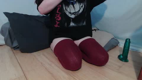 Snapshot of wacky_weirdo chatting on 10.30.25 Rose online show from 10.30.25