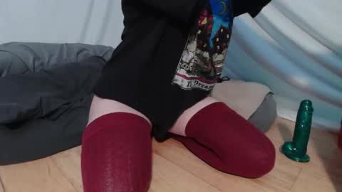 Snapshot of wacky_weirdo chatting on 11.12.25 Rose online show from 11.12.25