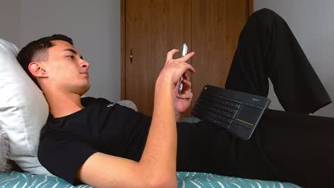 Snapshot of wal_jones chatting on 12.21.25 wal jones online show from 12.21.25