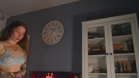 Snapshot of weed_princesss chatting on 02.11.25  moon  online show from 02.11.25