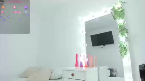 Snapshot of wen95_ chatting on 09.20.25 Wen online show from 09.20.25