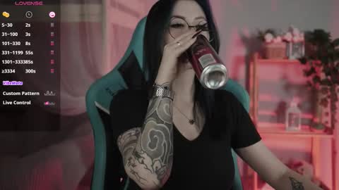 Snapshot of wesleegray chatting on 10.25.25 little girl who is always rightLisa online show from 10.25.25