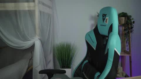 Snapshot of wesleegray chatting on 11.02.25 little girl who is always rightLisa online show from 11.02.25