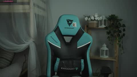 Snapshot of wesleegray chatting on 11.03.25 little girl who is always rightLisa online show from 11.03.25