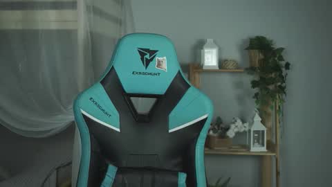 Snapshot of wesleegray chatting on 11.18.25 little girl who is always rightLisa online show from 11.18.25