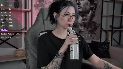 Snapshot of wesleegray chatting on 11.19.25 little girl who is always rightLisa online show from 11.19.25