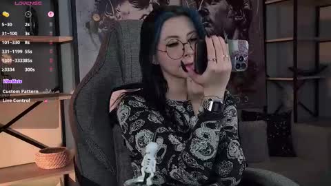 Snapshot of wesleegray chatting on 11.25.25 little girl who is always rightLisa online show from 11.25.25