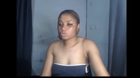 Snapshot of wet_juicypussy chatting on 12.19.24 queen online show from 12.19.24