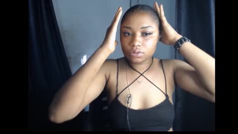 Snapshot of wet_juicypussy chatting on 12.24.24 queen online show from 12.24.24