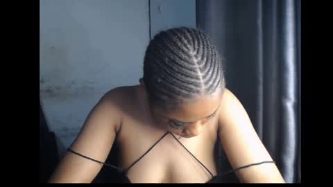 Snapshot of wet_juicypussy chatting on 12.28.24 queen online show from 12.28.24