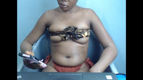 Snapshot of wetxxbabe chatting on 10.11.25 wetxxbabe online show from 10.11.25