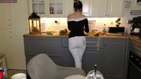 Victoria Maria online show from 01.12.25