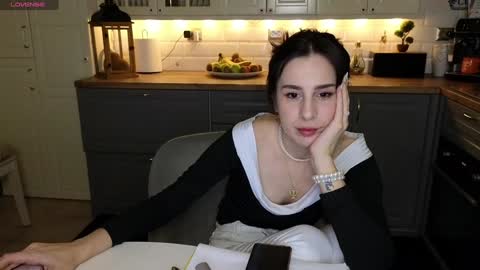 Victoria Maria online show from 01.12.25