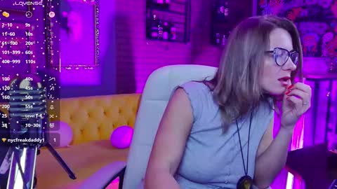 Snapshot of whitneypunnch chatting on 11.13.25 whitneypunnch online show from 11.13.25