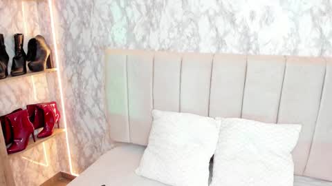 Snapshot of whitneyyfox chatting on 09.28.25 whitneyyfox online show from 09.28.25