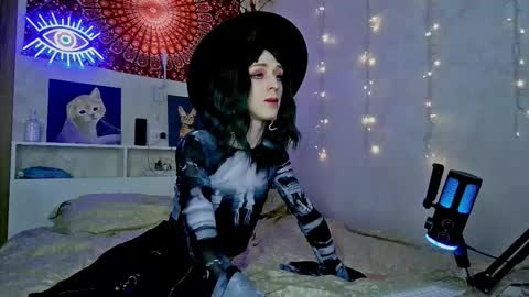 Snapshot of whoalexxa chatting on 12.22.25 Alexa online show from 12.22.25