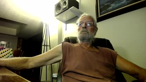 Snapshot of whofcares2 chatting on 10.06.25 whofcares2 online show from 10.06.25