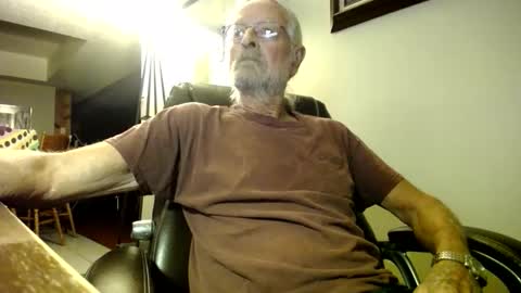 Snapshot of whofcares2 chatting on 10.18.25 whofcares2 online show from 10.18.25