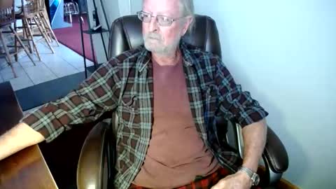 Snapshot of whofcares2 chatting on 02.17.26 whofcares2 online show from 02.17.26