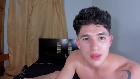 Snapshot of whos_he chatting on 11.30.25 whos_he online show from 11.30.25