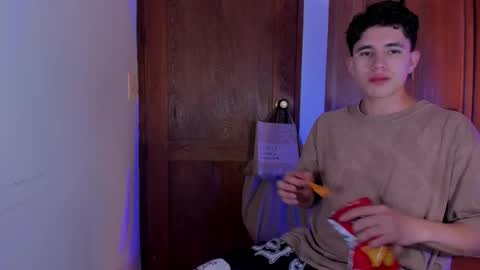 Snapshot of whos_he chatting on 12.21.25 whos_he online show from 12.21.25