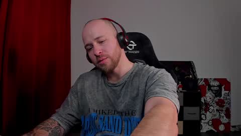 Snapshot of why_you_so_serious chatting on 02.04.25 VI online show from 02.04.25