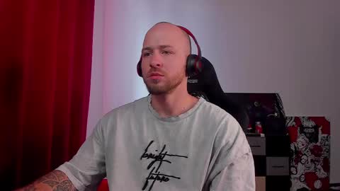 Snapshot of why_you_so_serious chatting on 03.04.25 VI online show from 03.04.25