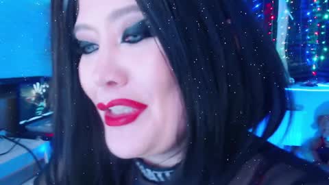 Snapshot of wickedxqueen chatting on 01.12.25 Laura online show from 01.12.25