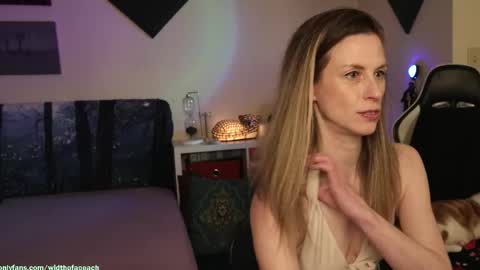 Snapshot of widthofapeach chatting on 11.14.25 Gretchen Jimmy online show from 11.14.25