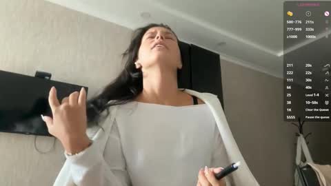 Mia online show from 09.17.25