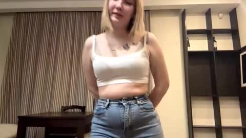 Snapshot of willowmucci chatting on 10.13.25 Nia online show from 10.13.25