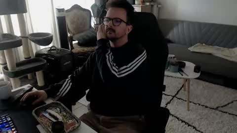 Snapshot of winnydepooh chatting on 10.13.25 cream36 online show from 10.13.25