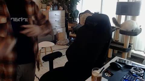 Snapshot of winnydepooh chatting on 10.15.25 cream36 online show from 10.15.25