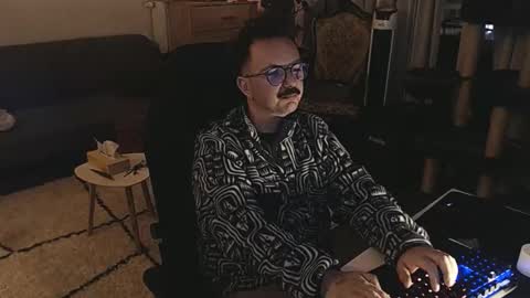 Snapshot of winnydepooh chatting on 11.05.25 cream36 online show from 11.05.25