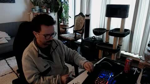 Snapshot of winnydepooh chatting on 12.01.25 cream36 online show from 12.01.25