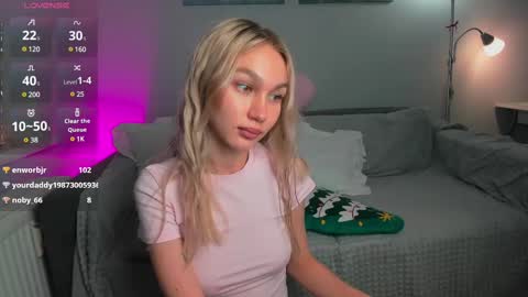 Snapshot of wladilia chatting on 02.13.25 wladilia online show from 02.13.25