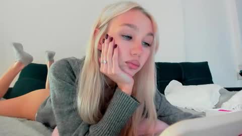 Snapshot of wladilia chatting on 09.20.25 wladilia online show from 09.20.25