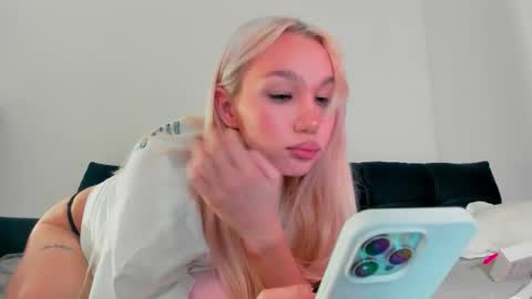 Snapshot of wladilia chatting on 09.22.25 wladilia online show from 09.22.25