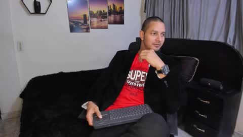 Magnus Dark independent model online show from 12.22.25