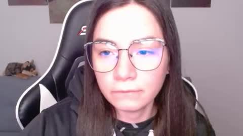 Snapshot of wolfs_daughter chatting on 05.20.26 Alex online show from 05.20.26