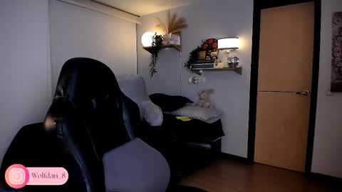 Snapshot of wolfsfoster chatting on 09.18.25   online show from 09.18.25