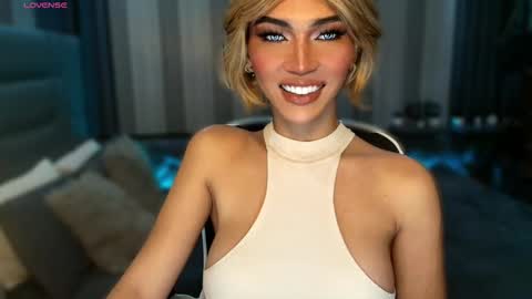 Snapshot of womanofyourdesire_ts chatting on 02.07.26 Julia online show from 02.07.26