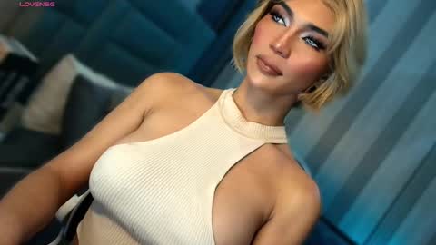 Snapshot of womanofyourdesire_ts chatting on 02.08.26 Julia online show from 02.08.26