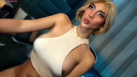 Snapshot of womanofyourdesire_ts chatting on 02.10.26 Julia online show from 02.10.26