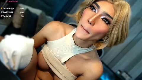 Snapshot of womanofyourdesire_ts chatting on 02.20.26 Julia online show from 02.20.26