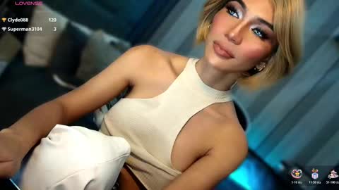 Snapshot of womanofyourdesire_ts chatting on 02.21.26 Julia online show from 02.21.26