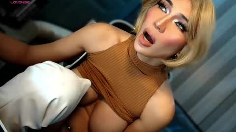 Snapshot of womanofyourdesire_ts chatting on 02.25.26 Julia online show from 02.25.26