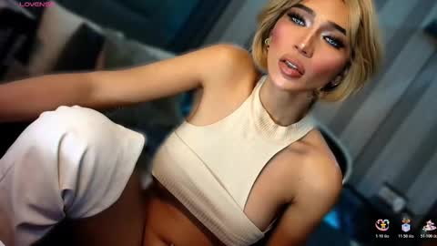 Snapshot of womanofyourdesire_ts chatting on 03.01.26 Julia online show from 03.01.26