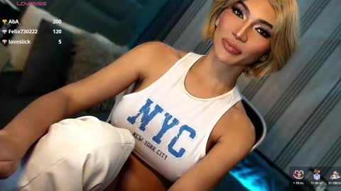 Snapshot of womanofyourdesire_ts chatting on 03.08.26 Julia online show from 03.08.26